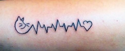Tatuaggio elettrocardiogramma con gatto