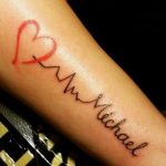 Tatuaggio elettrocardiogramma con nome e cuorejpg
