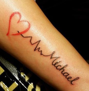 Tatuaggio elettrocardiogramma con nome e cuorejpg