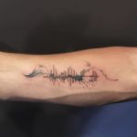 Tatuaggio elettrocardiogramma con onde del mare