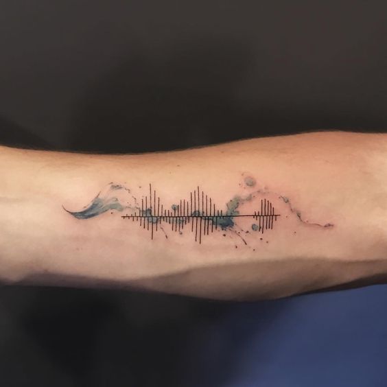 Tatuaggio elettrocardiogramma con onde del mare