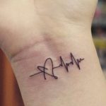 Tatuaggio interno polso ECG battito cardiaco