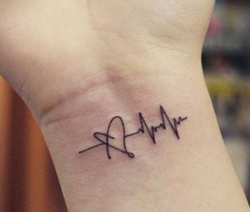 Tatuaggio interno polso ECG battito cardiaco