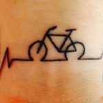 Tatuaggio linea battito cardiaco per chi ha la passione della bici