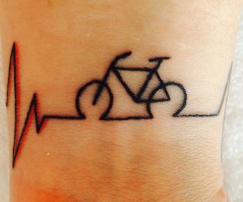 Tatuaggio linea battito cardiaco per chi ha la passione della bici
