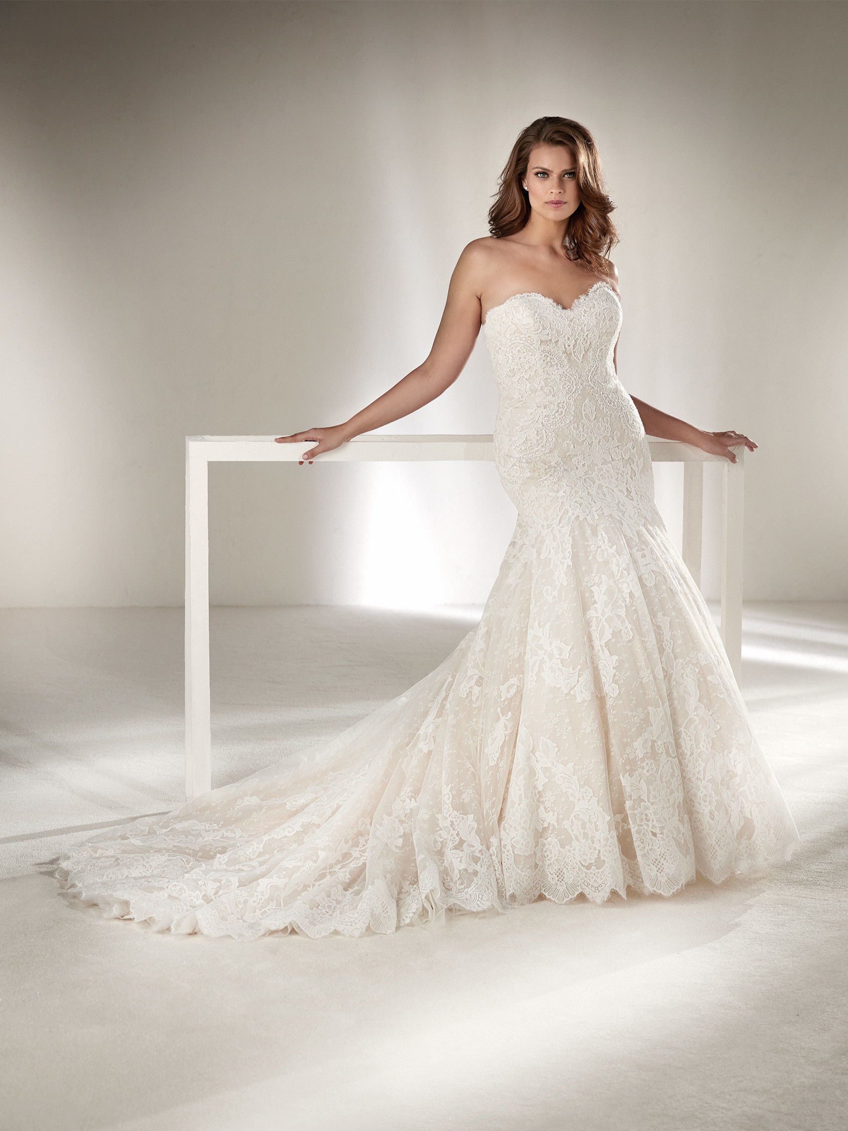 Abito da sposa a sirena in pizzo scollo a cuore per taglie comode Pronovias Plus mod Druida