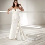 Abito da sposa a sirena in raso per taglie comode Pronovias mod Chantal