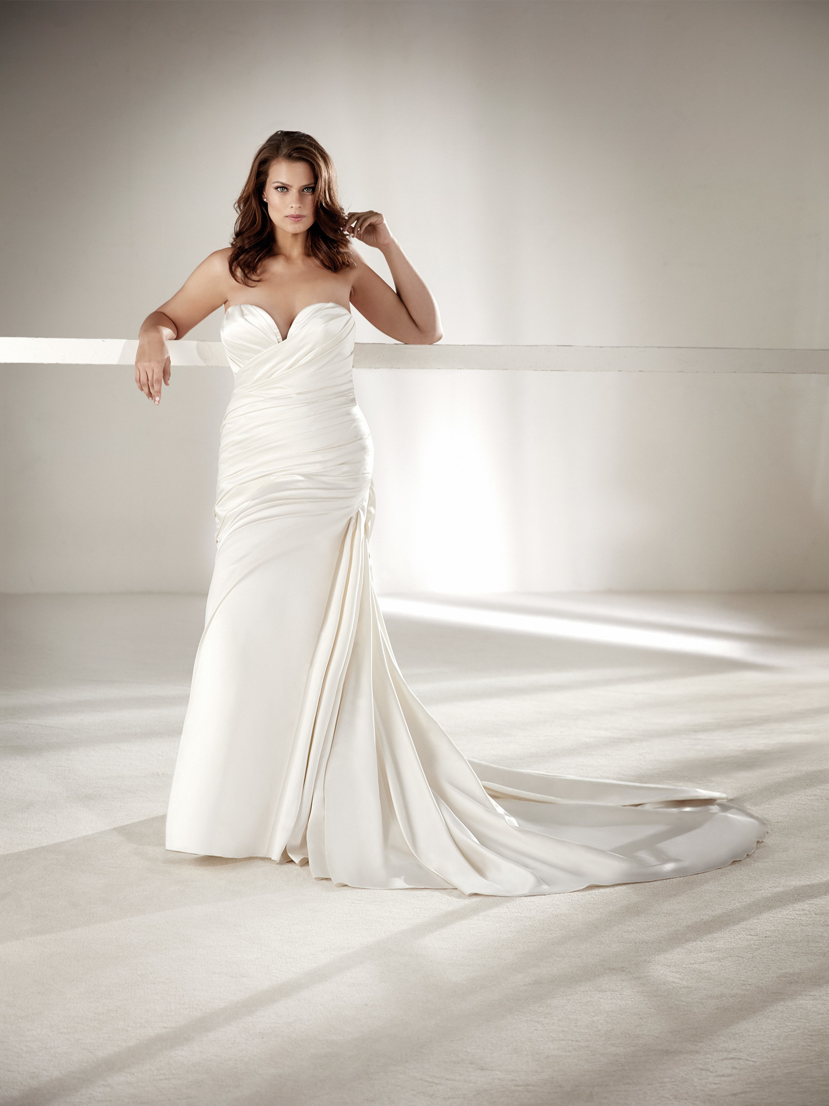 Abito da sposa a sirena in raso per taglie comode Pronovias mod Chantal