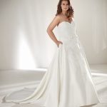 Abito da sposa a trapezio taglie comode Pronovias Plus mod Drape