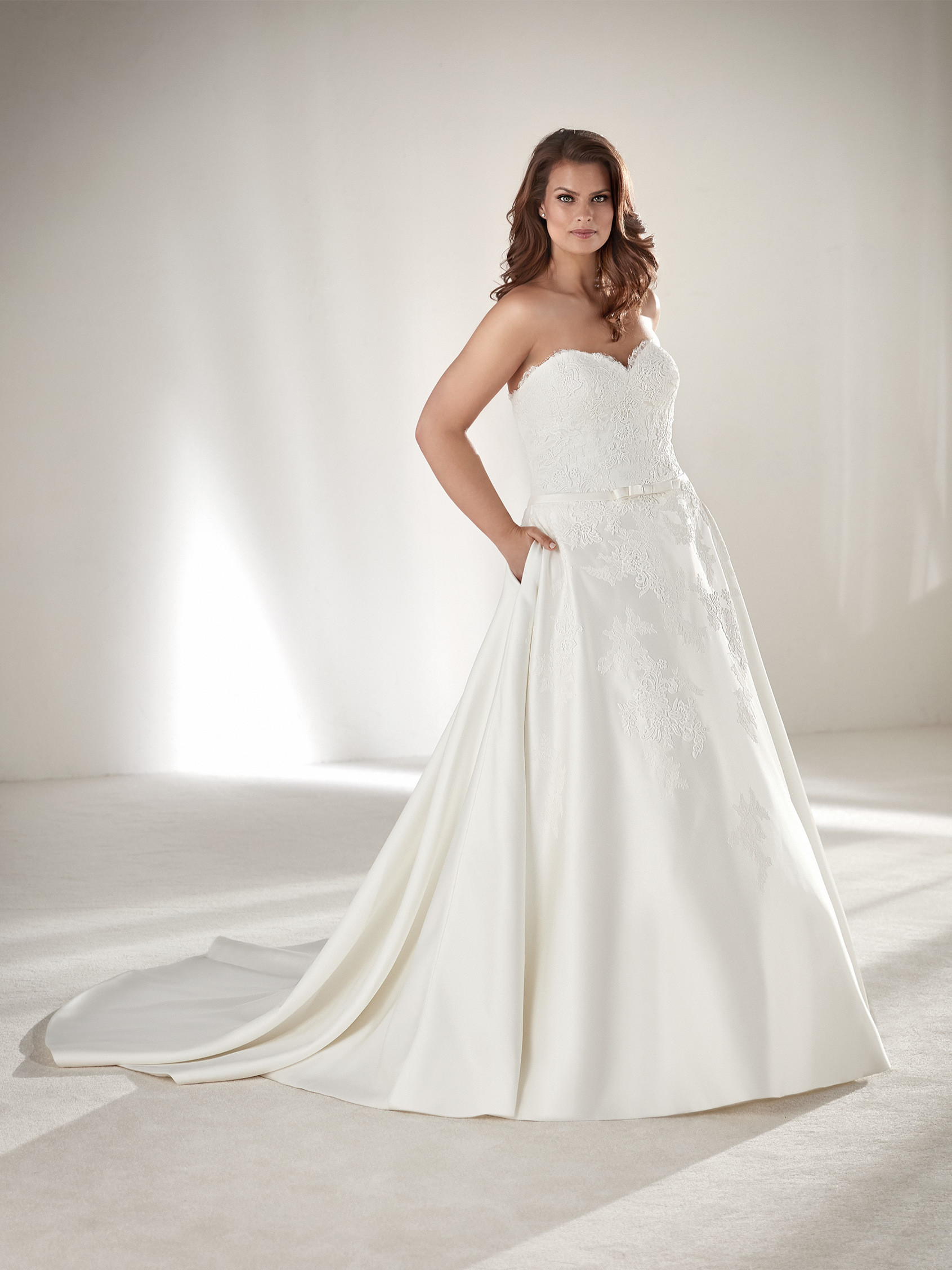 Abito da sposa a trapezio taglie comode Pronovias Plus mod Drape