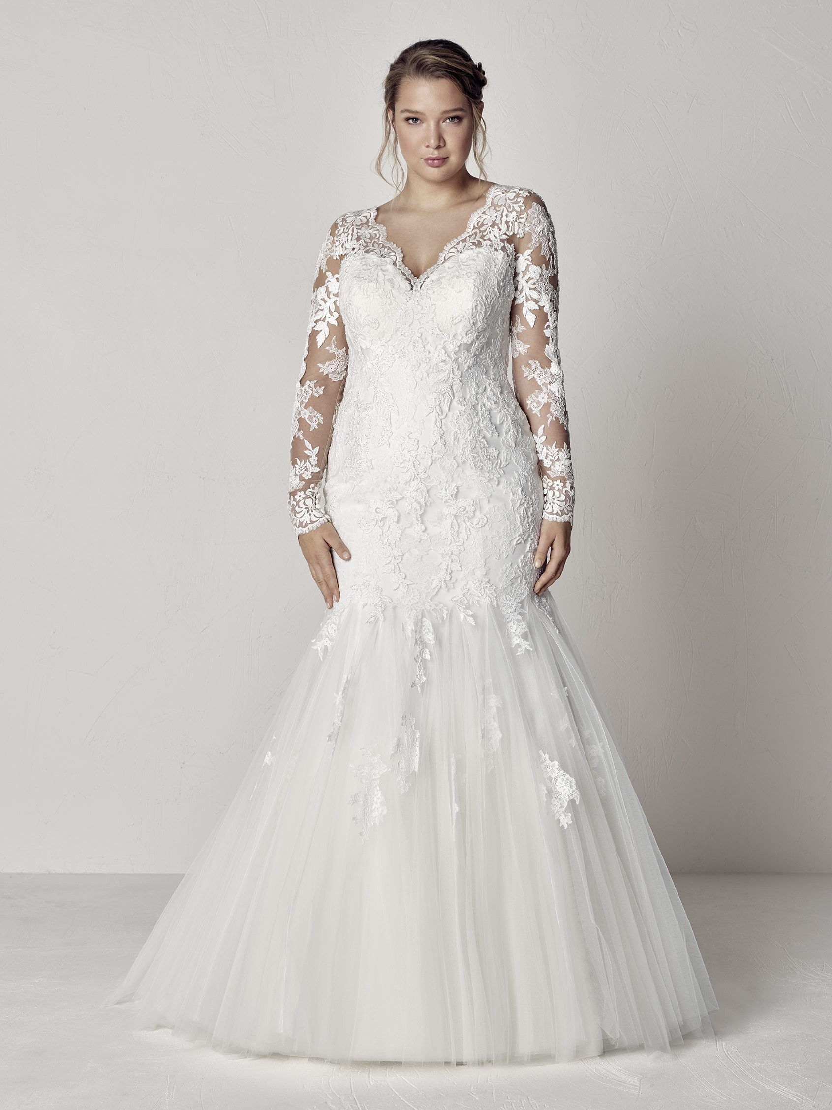 Abito da sposa in pizzo a sirena con maniche lunghe taglie forti Pronovias plus mod Evette