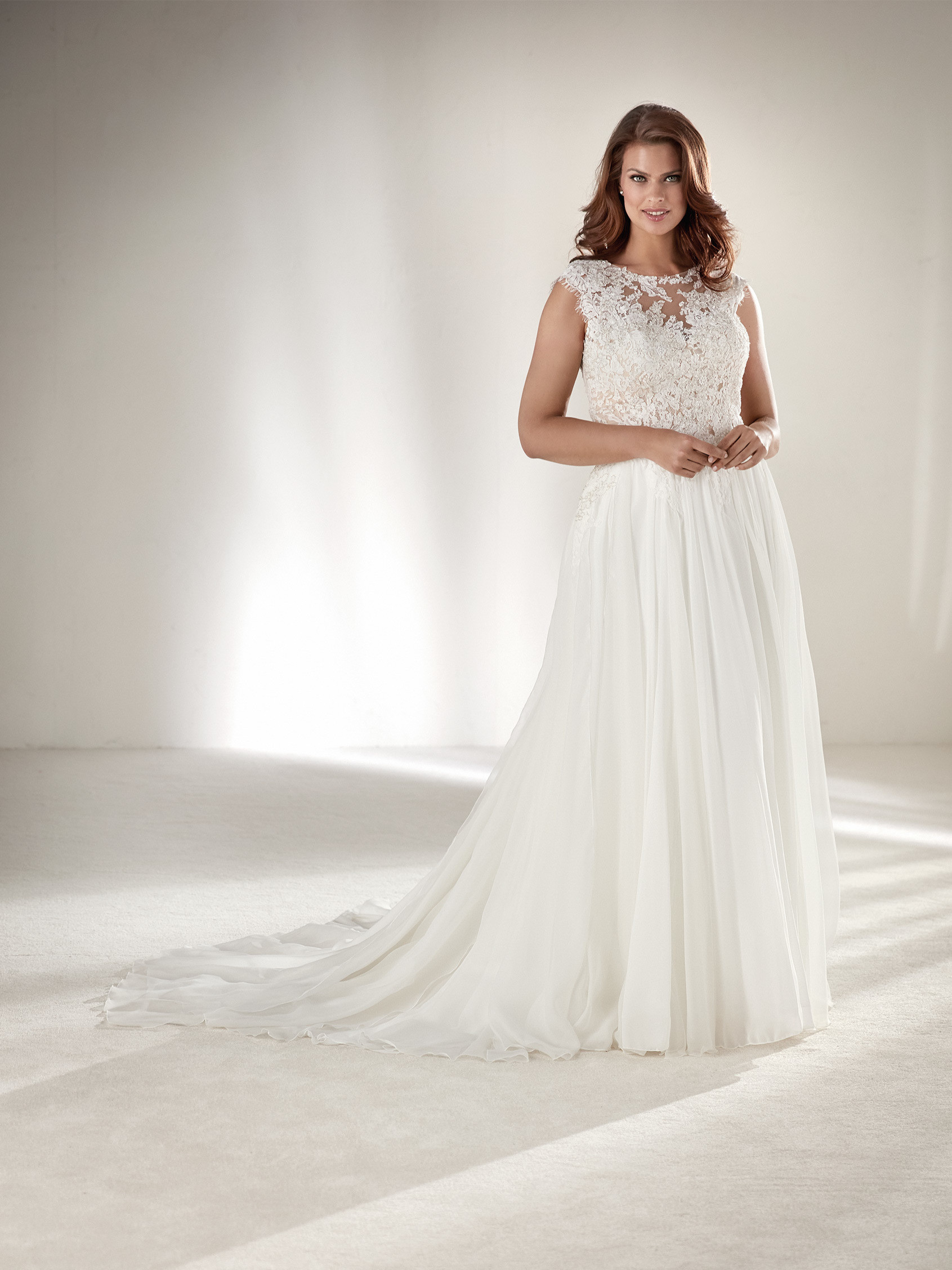 Abito da sposa svasato taglie comode collezione Pronovias Plus mod Atlantis