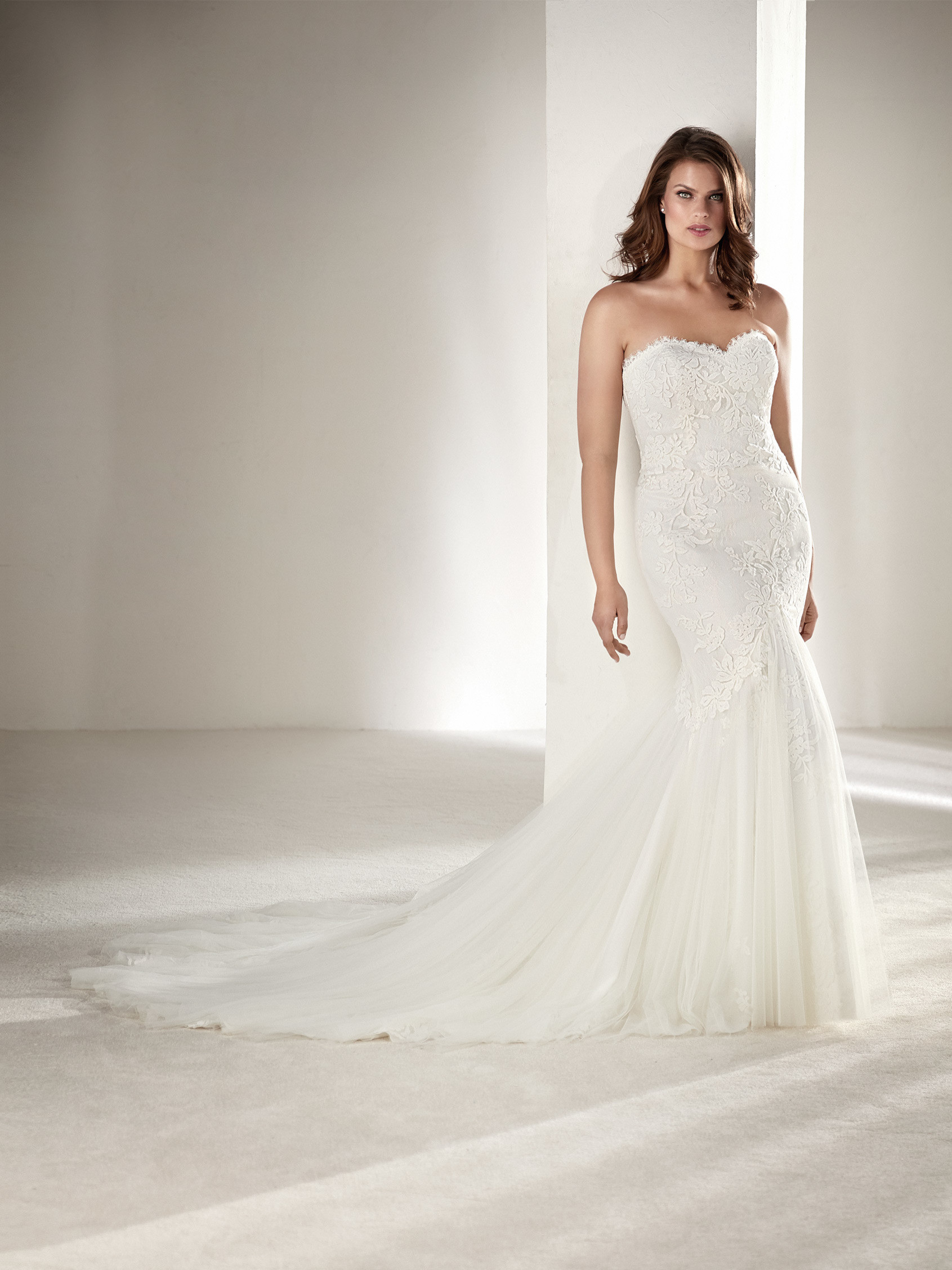 Abito da sposa taglia comoda a sirena mod Drimea collezione Pronovias