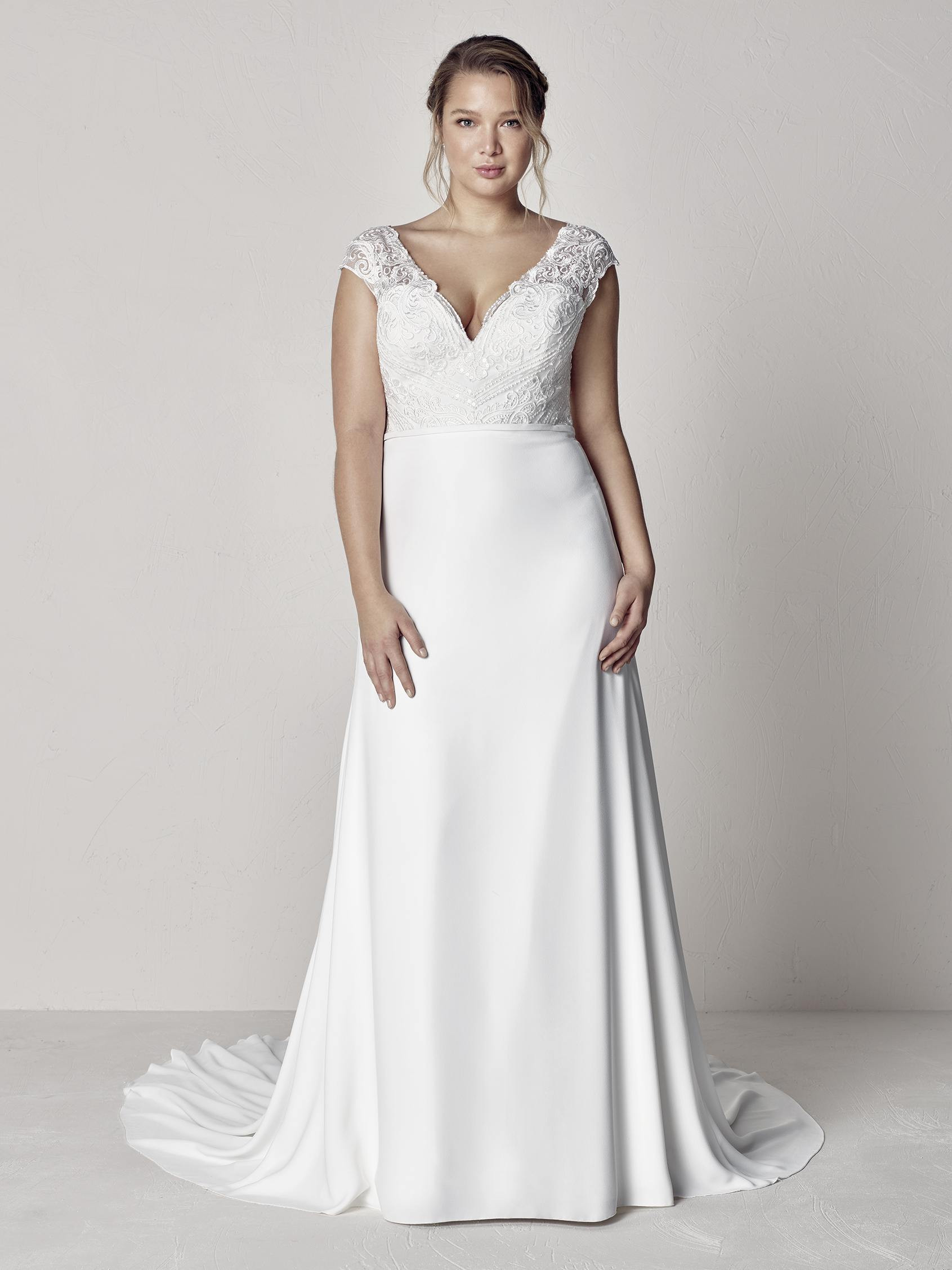 Abito da sposa taglie forti Pronovias Plus 2019 mod Eyra