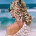 Acconciatura da spiaggia con capelli lunghi e treccine