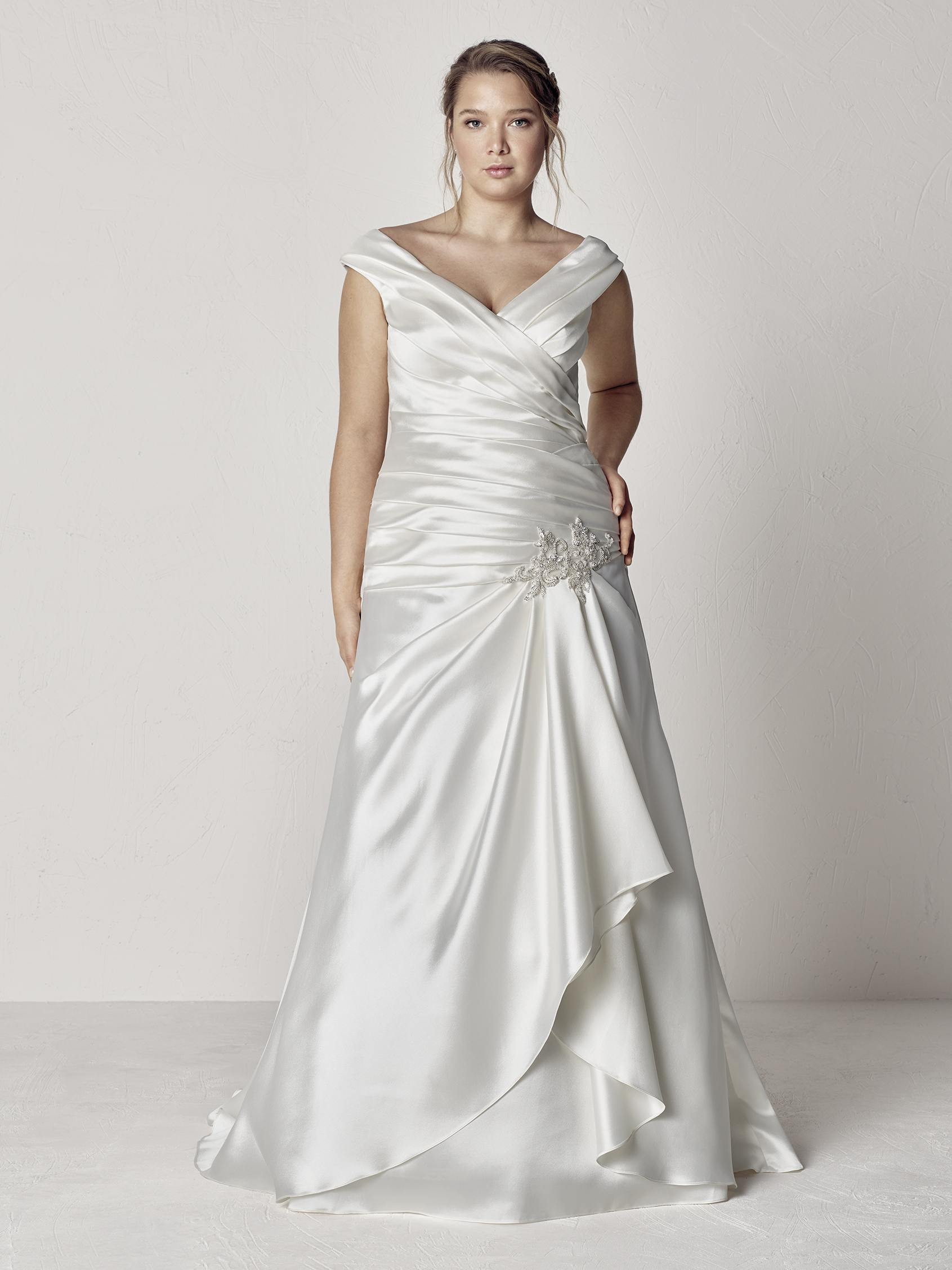 Vestito da sposa taglie comode in mikado Pronovias Plus mod Eureka