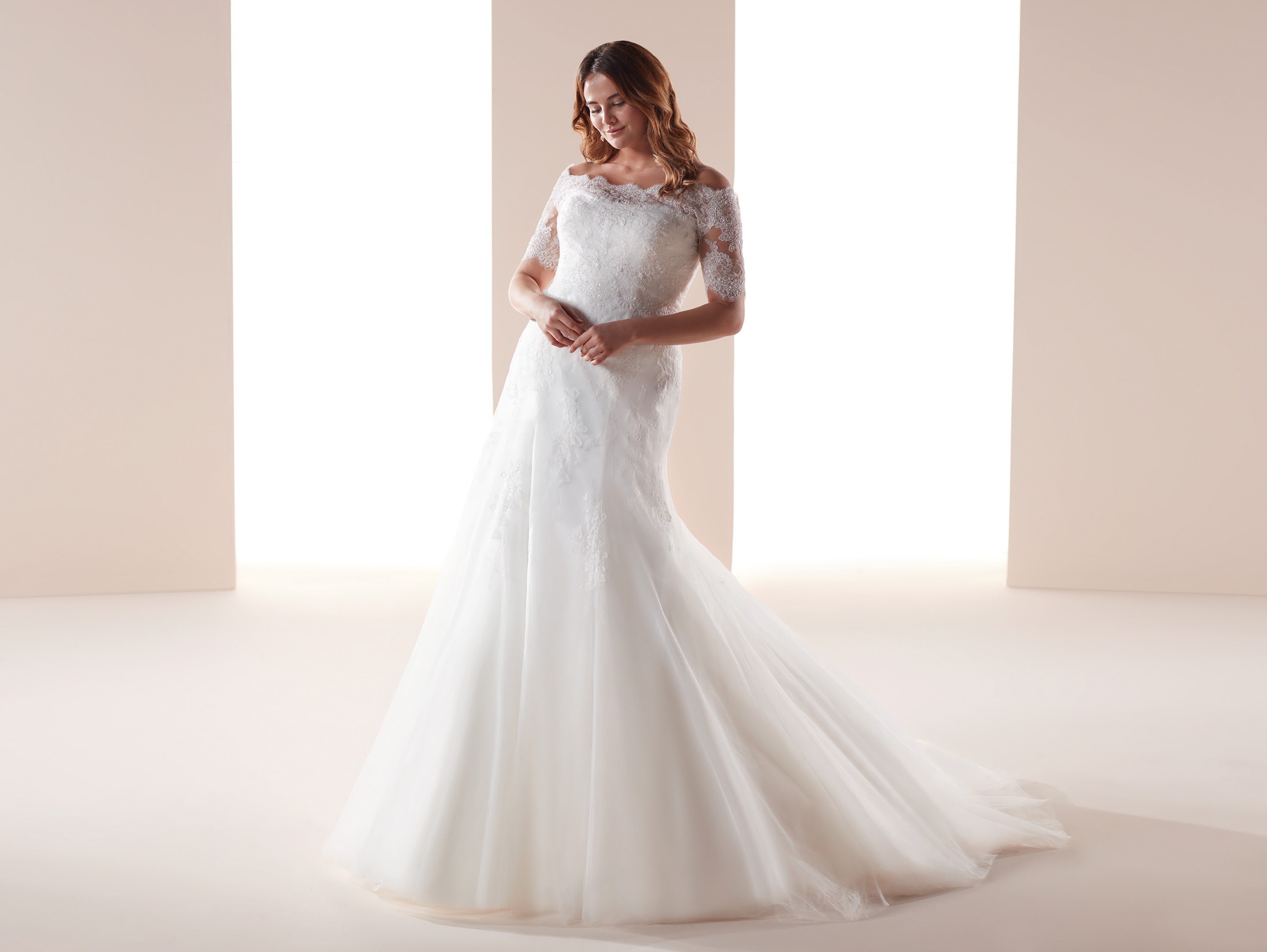 Abito da sposa con le maniche a tre quarti mod CVAB19714 Nicole Spose Curves