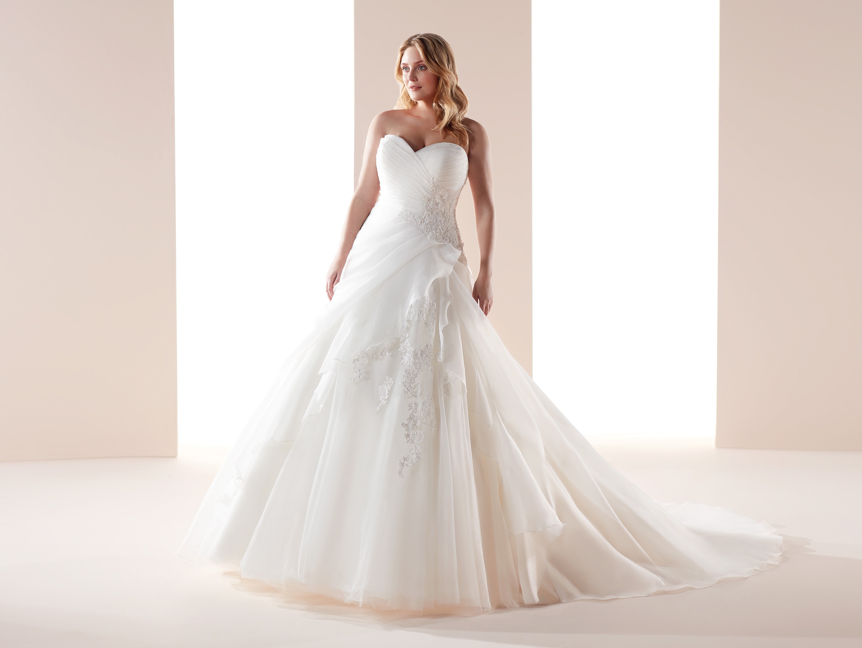Abito da sposa linea A taglie forti 2019 Mod CVAB19716 Nicole Spose