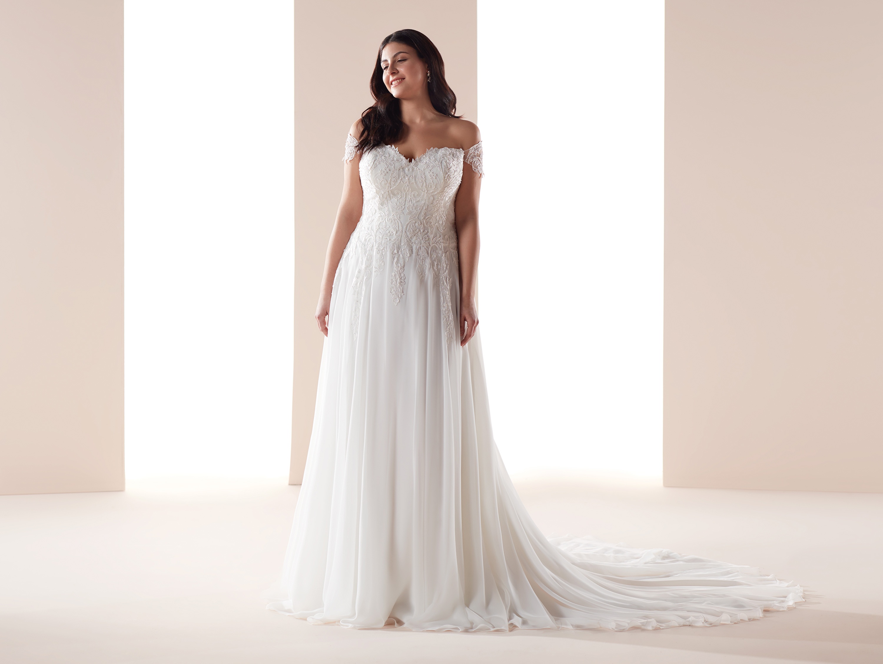 Abito da sposa scivolato taglie forti Nicole Spose Curves 2019 mod CVAB19705