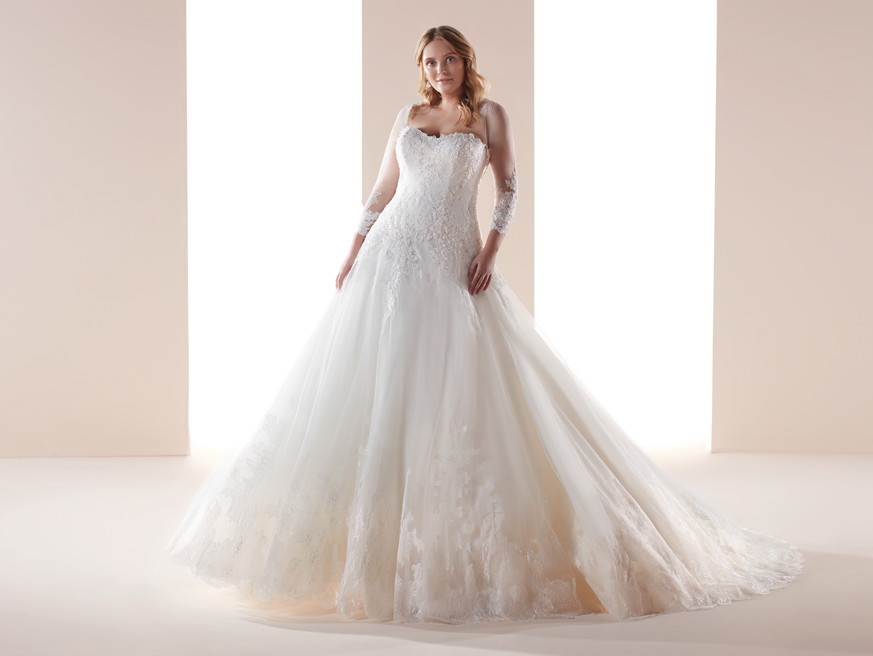Abito da sposa tagli forti 2019 collezione Nicole Curves mod CVAB19719