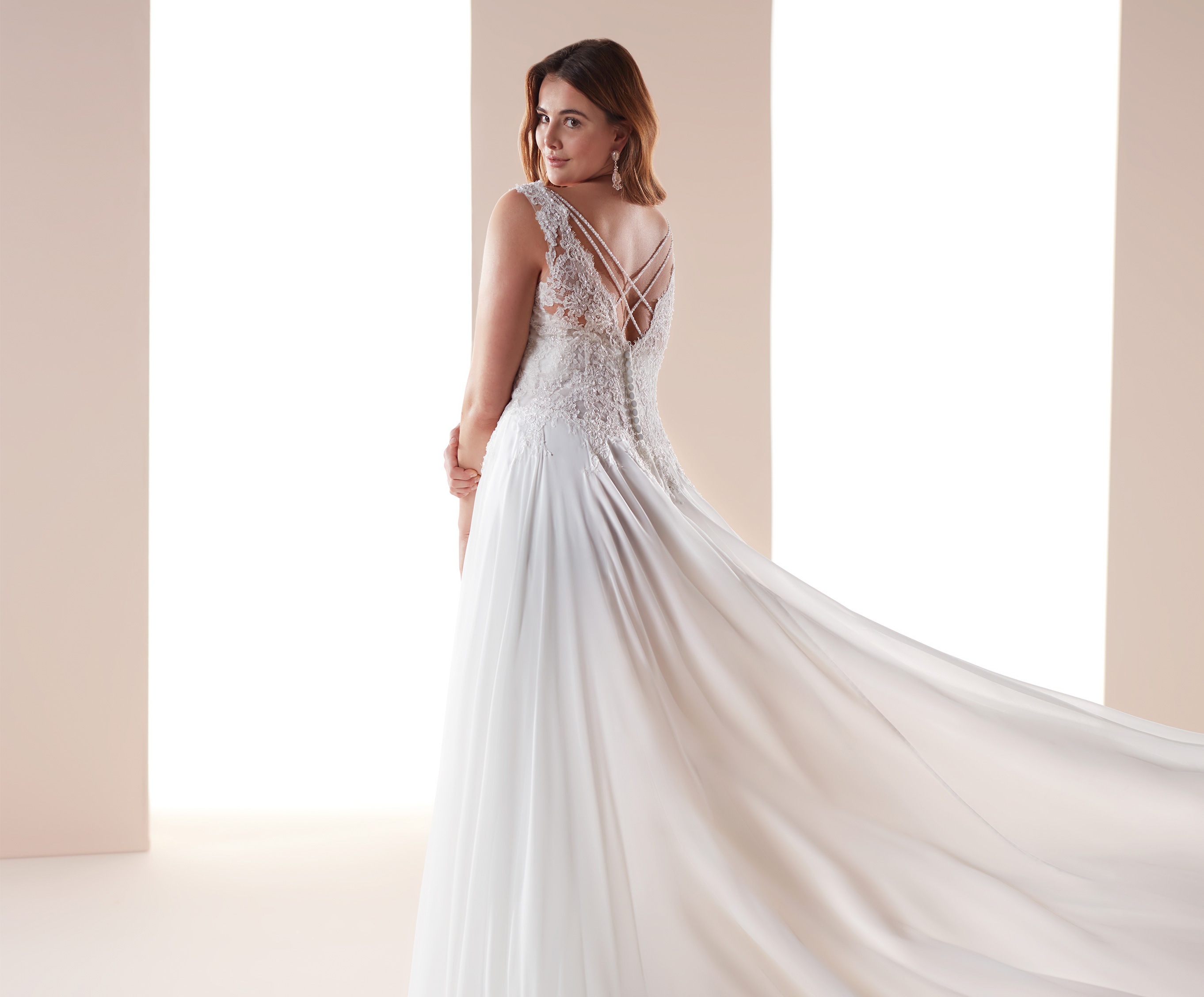 Abito da sposa taglie forti scivolato mod CVAB19706 foto retro