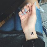 Foto piccolo tatuaggio aereo interno polso