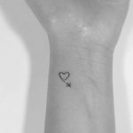 Immagine piccolo tatuaggio cuore con aereo per chi ama viaggiare