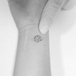 Piccolo tatuaggio mondo con aereo per chi ama viaggiare