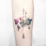 Tatuaggio colorato per chi ama viaggiare