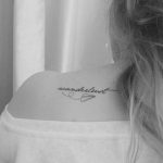 Tatuaggio wanderlust sulla spalla