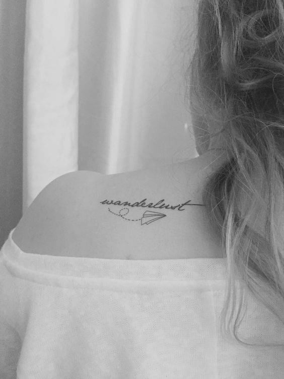 Tatuaggio wanderlust sulla spalla