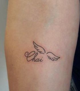 Piccolo Tatuaggio ali di angelo in memoria di un caro defunto