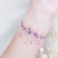 Delicato tatuaggio bracciale floreale colorato