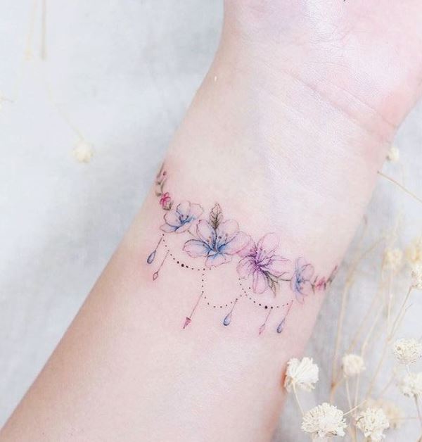 Delicato tatuaggio bracciale floreale colorato