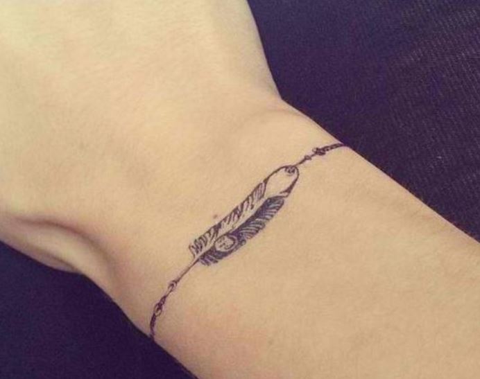 Piccolo tatuaggio bracciale polso con piuma