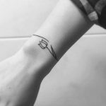 Tatuaggio bracciale donna con fiore di tulipano