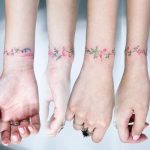 Tatuaggio femminile bracciale di fiori
