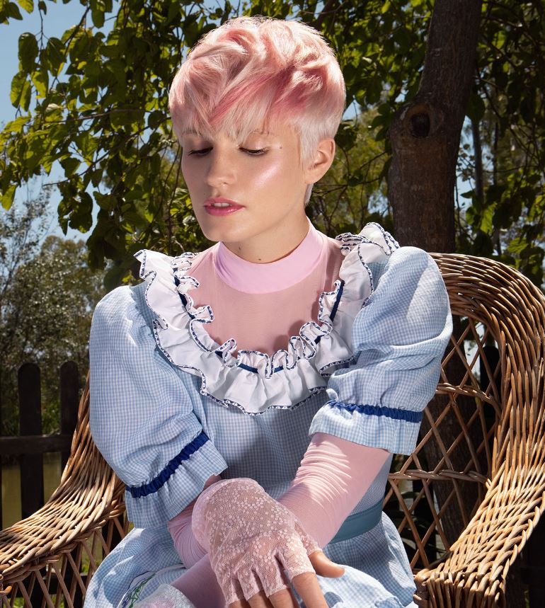 Taglio capelli corti donna con sfumature pink by Kin Cosmetics