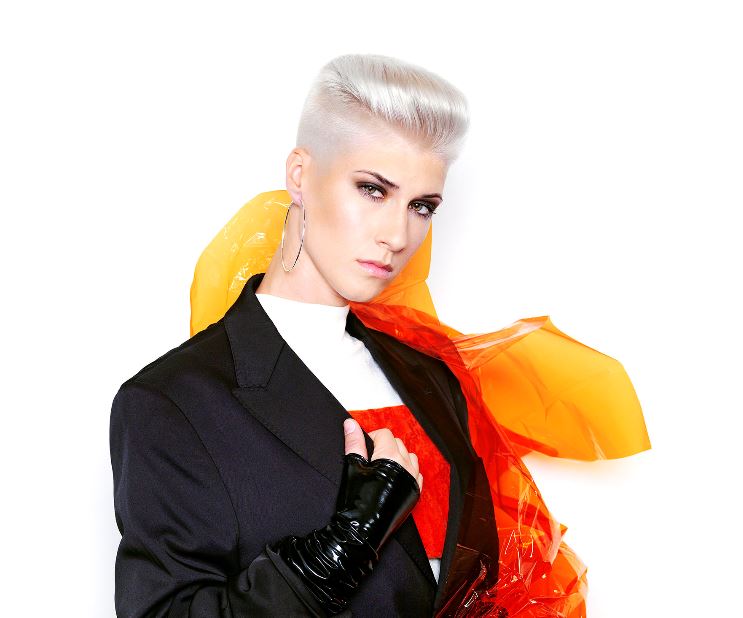 Taglio capelli corti rasati ai lati donna 2019 by La Barberia de Gracia