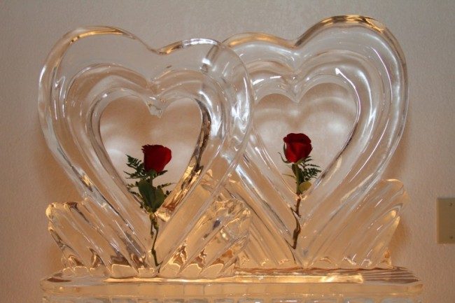 Sculture di ghiaccio a forma di cuori per un matrimonio Sculture di ghiaccio a forma di cuori per un matrimonio