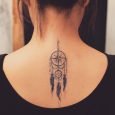 Piccolo tatuaggio acchiappasogni sulla schiena