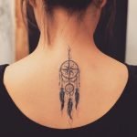 Piccolo tatuaggio acchiappasogni sulla schiena