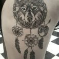 Tatuaggio sulla coscia Acchiappasogni con lupo