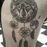 Tatuaggio sulla coscia Acchiappasogni con lupo