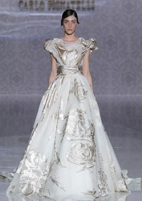 Abito da sposa Carlo Pignatelli 2020 con dettagli argento Abito da sposa Carlo Pignatelli 2020 con dettagli argento
