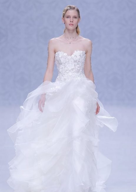 Abito da sposa con gonna a balze e top in pizzo Pignatelli 2020 Abito da sposa con gonna a balze e top in pizzo Pignatelli 2020