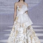 Abito da sposa con maxi fiocco e dettagli in oro Carlo Pignatelli 2020