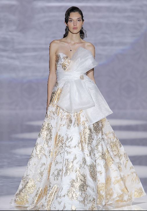 Abito da sposa con maxi fiocco e dettagli in oro Carlo Pignatelli 2020