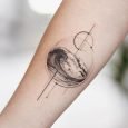 Foto tatuaggio onda del mare racchiusa in un cerchio