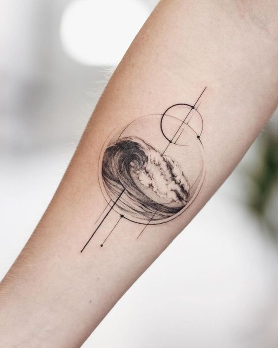 Foto tatuaggio onda del mare racchiusa in un cerchio